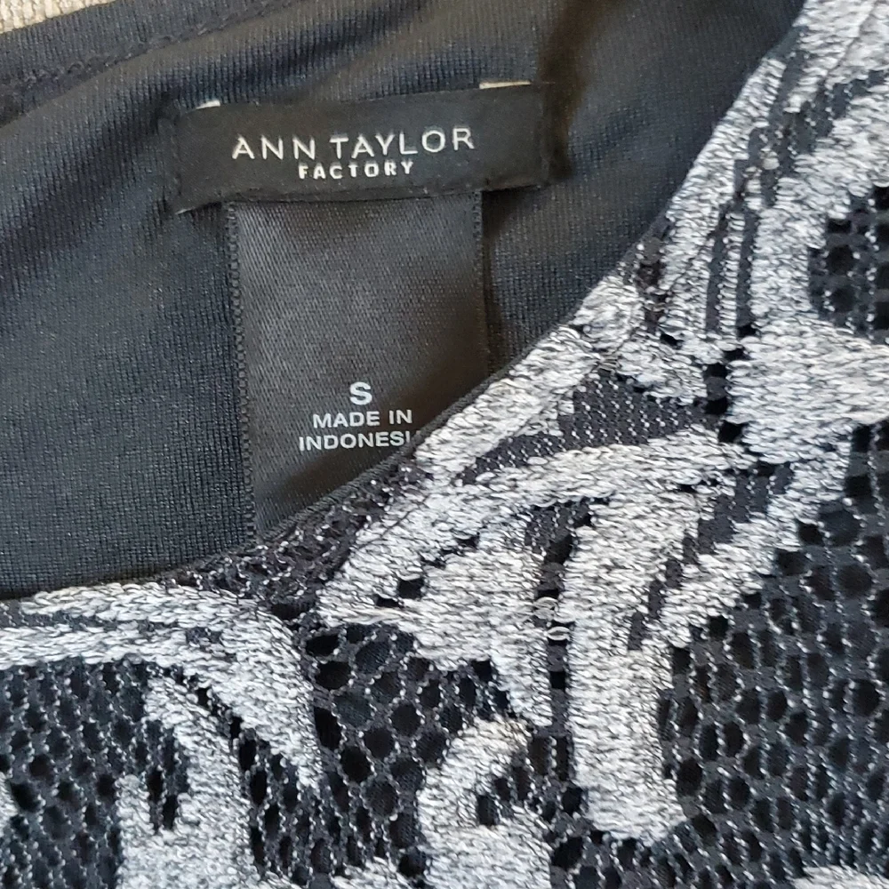 Ann Taylor Elegant Black and Gray Floral Women's Top - Picture 12 of 15